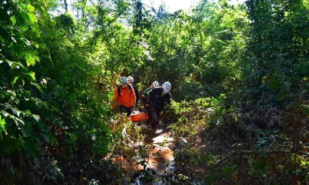 RESCATISTAS DE LA GOBERNACIÓN RECUPERAN UN CUERPO EN EL RÍO PIRAÍ, COLPA BÉLGICA