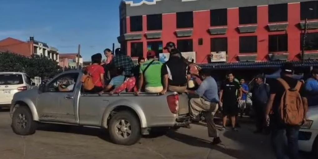 TRANSPORTE ENDURECE PROTESTAS Y DEJA A SANTA CRUZ SIN SERVICIO REGULAR DE MICROS