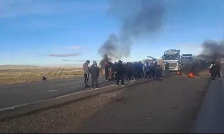 BLOQUEO EN CONANI PARALIZA LA CARRETERA LA PAZ–ORURO EN RECHAZO AL GASOLINAZO