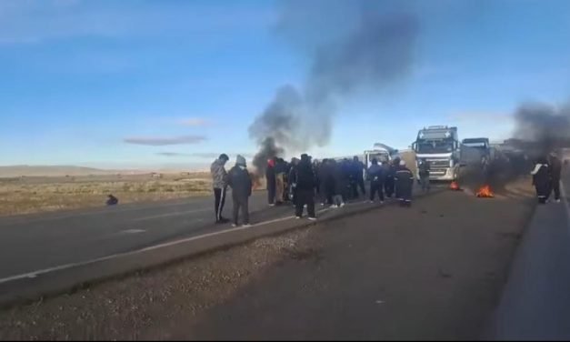 BLOQUEO EN CONANI PARALIZA LA CARRETERA LA PAZ–ORURO EN RECHAZO AL GASOLINAZO