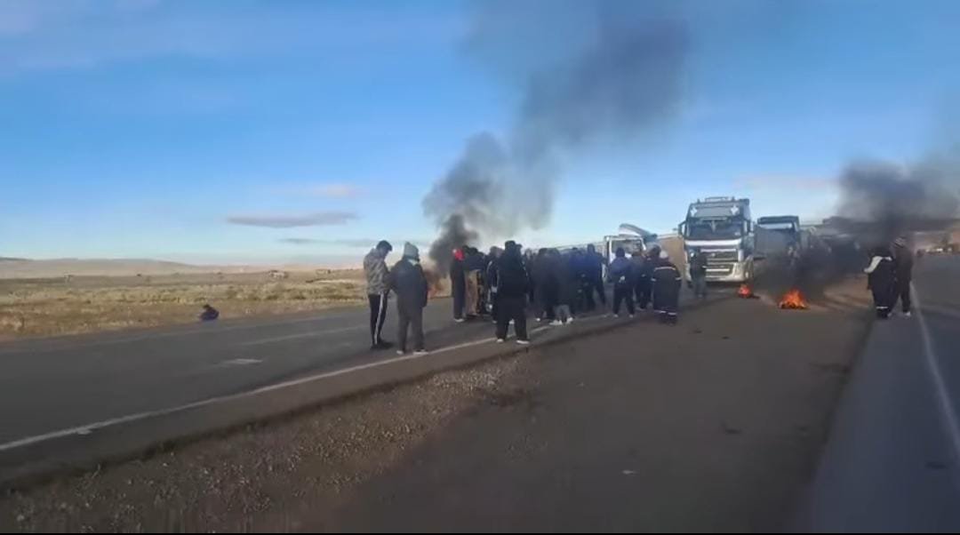 BLOQUEO EN CONANI PARALIZA LA CARRETERA LA PAZ–ORURO EN RECHAZO AL GASOLINAZO