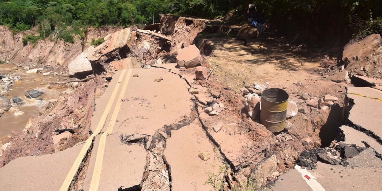 TRÁNSITO SUSPENDIDO EN SANTA CRUZ–COCHABAMBA TRAS DERRUMBE EN LOS VALLES