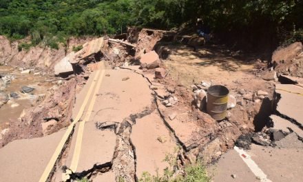 TRÁNSITO SUSPENDIDO EN SANTA CRUZ–COCHABAMBA TRAS DERRUMBE EN LOS VALLES