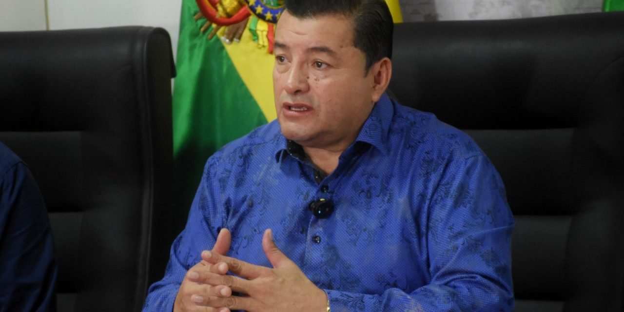 JHONNY FERNÁNDEZ ASEGURA QUE SE SANCIONARÁ A CHOFERES QUE COBREN MÁS DE BS 3