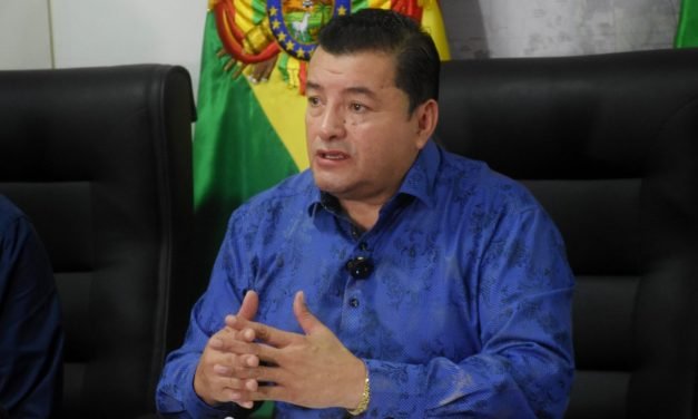 JHONNY FERNÁNDEZ ASEGURA QUE SE SANCIONARÁ A CHOFERES QUE COBREN MÁS DE BS 3