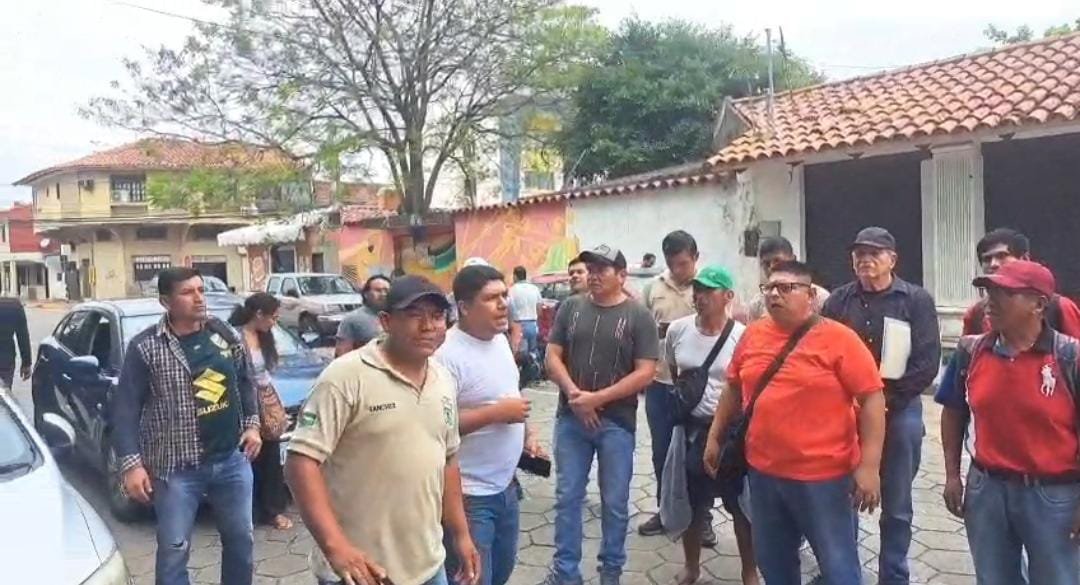 GENDARMES RETIRADOS A LA FUERZA DEL JUZGADO 11 DURANTE PROTESTA EN SANTA CRUZ