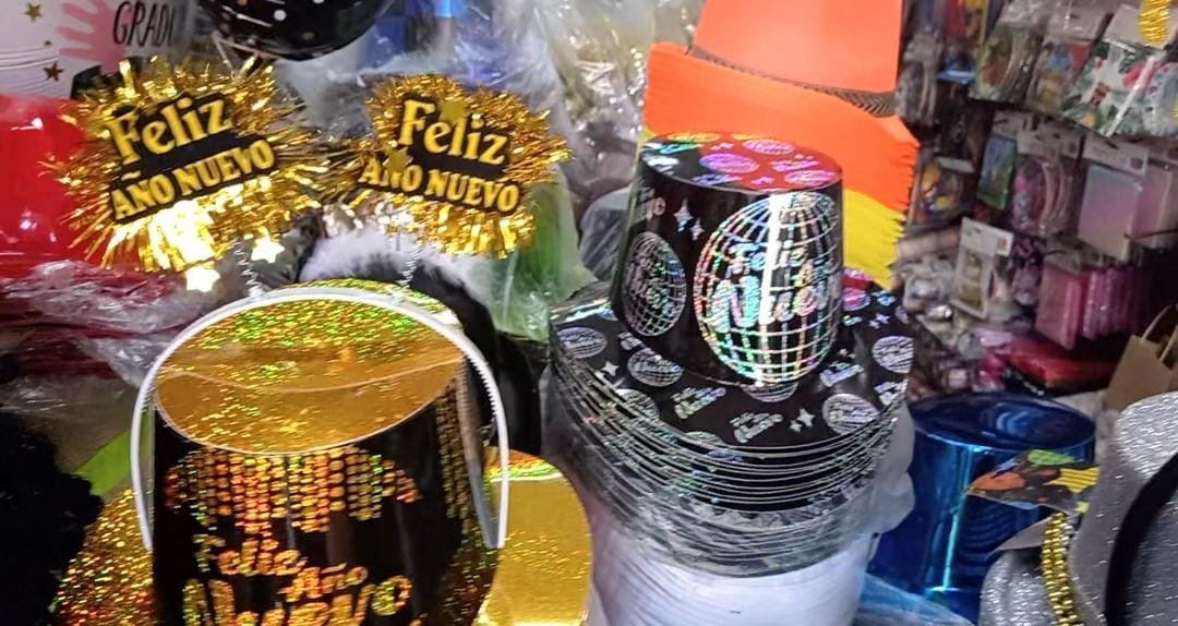 SANTA CRUZ SE ALISTA PARA RECIBIR EL 2026: COTILLONES, GORROS Y ROPA INTERIOR DE COLORES