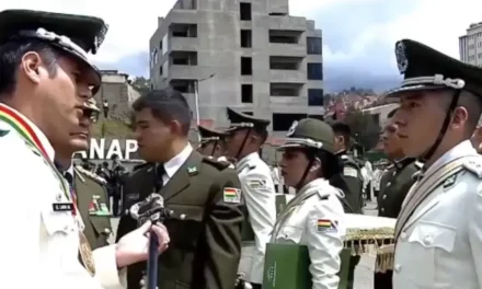 LARA PORTA NUEVAMENTE EL UNIFORME POLICIAL EN ACTO DE EGRESO DE LA ANAPOL