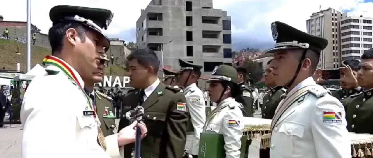 LARA PORTA NUEVAMENTE EL UNIFORME POLICIAL EN ACTO DE EGRESO DE LA ANAPOL