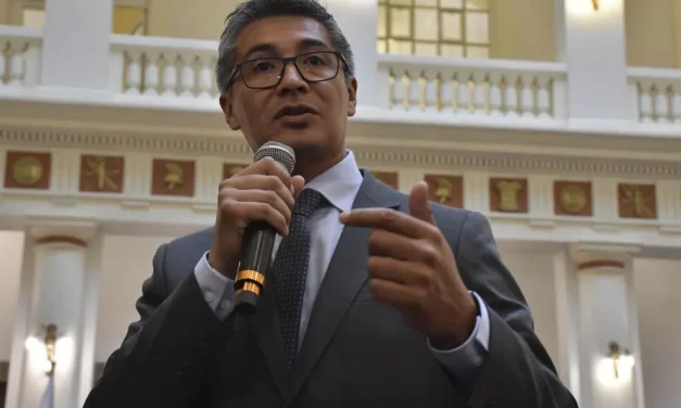 MINISTRO DE ECONOMÍA LLAMA A LA RESPONSABILIDAD DE LA POBLACIÓN ANTE ESPECULACIÓN POR ALZA DE COMBUSTIBLES