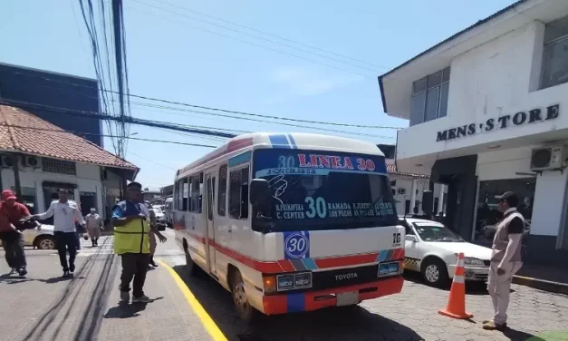 ALCALDE FERNÁNDEZ ADVIERTE A TRANSPORTISTAS URBANOS: “O VUELVEN A TRABAJAR O PIERDEN SU LICENCIA”