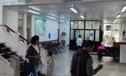 TRABAJADORES DE SALUD CUMPLEN SEGUNDO DÍA DE PARO POR PAGOS PENDIENTES EN SANTA CRUZ