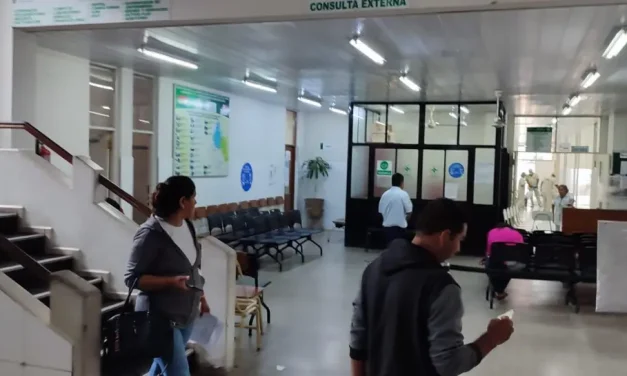 TRABAJADORES DE SALUD CUMPLEN SEGUNDO DÍA DE PARO POR PAGOS PENDIENTES EN SANTA CRUZ