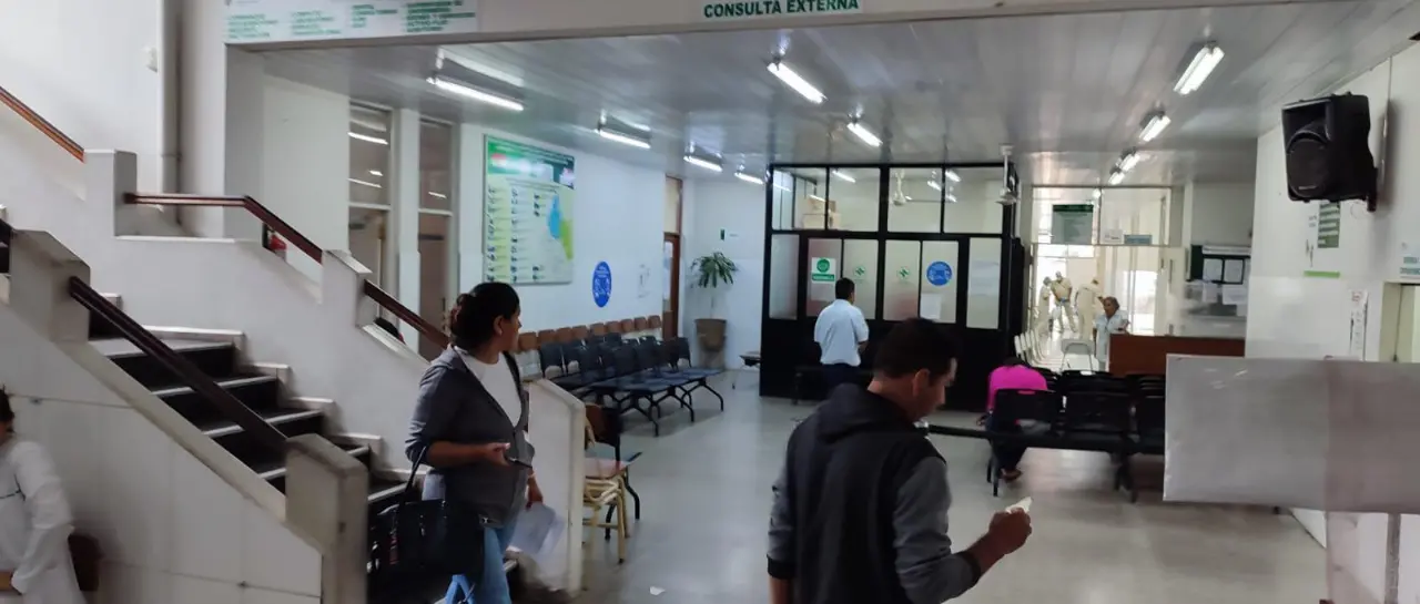 TRABAJADORES DE SALUD CUMPLEN SEGUNDO DÍA DE PARO POR PAGOS PENDIENTES EN SANTA CRUZ