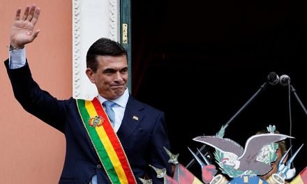 PRESIDENTE PAZ CIERRA SU PRIMER MES CON 65% DE APROBACIÓN