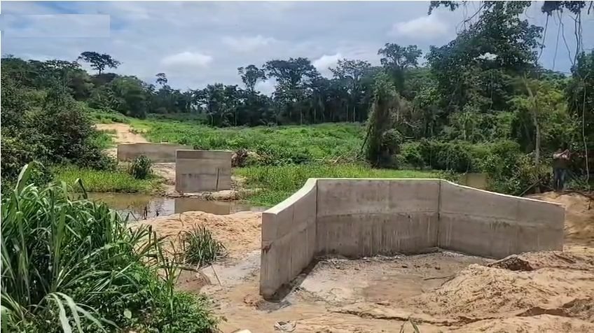 CONFLICTO EN URUBICHÁ: INTERCULTURALES CONSTRUYEN PUENTE SIN AUTORIZACIÓN Y DAÑAN EL MEDIO AMBIENTE