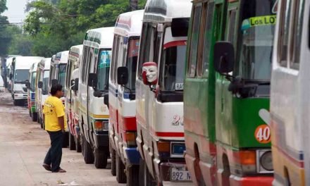 MICREROS MANTIENEN PARO EN SANTA CRUZ Y EXIGEN PASAJE DE BS 4