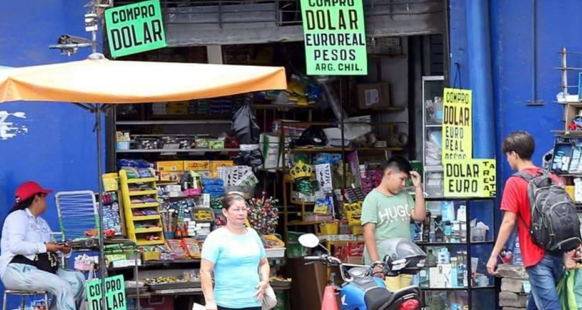 “CAÍDA DEL DÓLAR DEJA EN CRISIS A LOS CAMBISTAS: EXIGEN AL GOBIERNO UNA COMPENSACIÓN INMEDIATA POR SUS PÉRDIDAS”