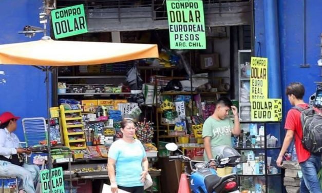 “CAÍDA DEL DÓLAR DEJA EN CRISIS A LOS CAMBISTAS: EXIGEN AL GOBIERNO UNA COMPENSACIÓN INMEDIATA POR SUS PÉRDIDAS”