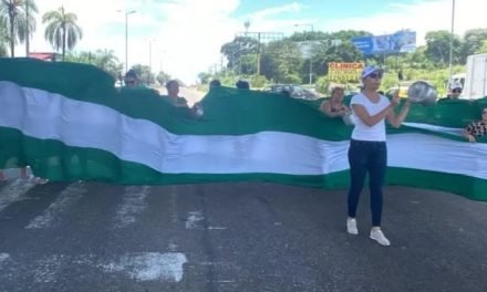 BLOQUEO EN VIRU VIRU: VECINOS DE WARNES RECHAZAN ALZA DE PRECIOS