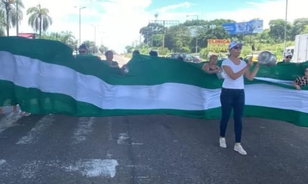 BLOQUEO EN VIRU VIRU: VECINOS DE WARNES RECHAZAN ALZA DE PRECIOS