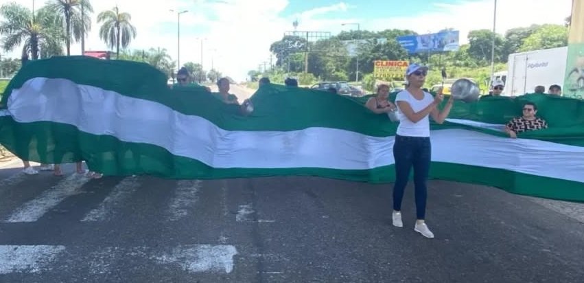 BLOQUEO EN VIRU VIRU: VECINOS DE WARNES RECHAZAN ALZA DE PRECIOS