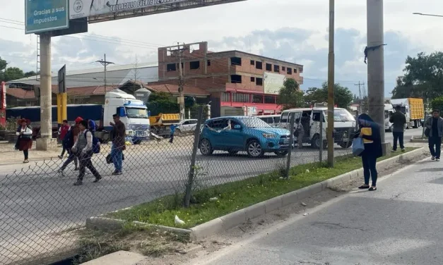 VECINOS DE QUILLACOLLO CIERRAN LA VÍA PRINCIPAL Y RECLAMAN INVESTIGACIÓN POR DOS FALLECIDOS