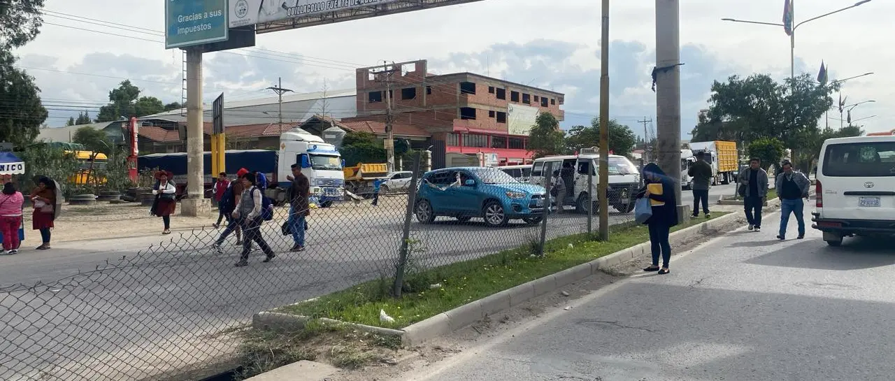 VECINOS DE QUILLACOLLO CIERRAN LA VÍA PRINCIPAL Y RECLAMAN INVESTIGACIÓN POR DOS FALLECIDOS