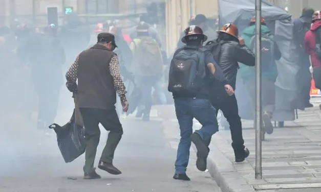 POLICÍA GASIFICA Y FRENA A LA COB TRAS EXPLOSIONES EN INMEDIACIONES DE PLAZA MURILLO
