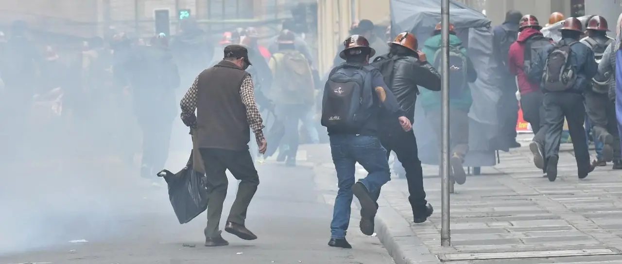 POLICÍA GASIFICA Y FRENA A LA COB TRAS EXPLOSIONES EN INMEDIACIONES DE PLAZA MURILLO