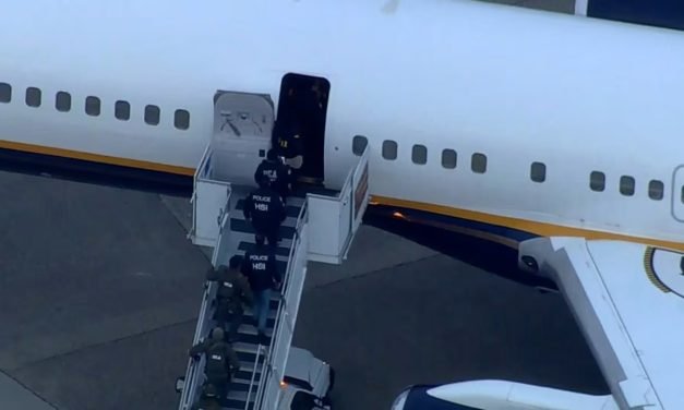 MADURO Y CILIA FLORES ATERRIZAN EN NUEVA YORK TRAS SER DETENIDOS EN CARACAS