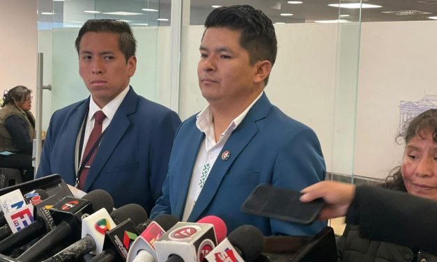 SENADOR DEL PDC RENUNCIA A CHIP CORPORATIVO Y RECHAZA PRIVILEGIOS DEL ESTADO