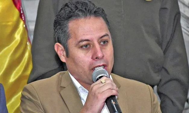 LARA DENUNCIA INGRESO DE 32 MALETAS SIN REVISIÓN Y APUNTA A ENCUBRIMIENTO