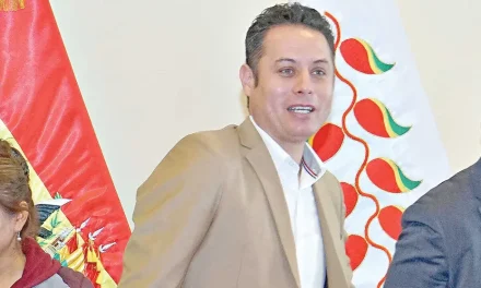 LARA RESPONDE A SENTENCIA QUE LE EXIGE BAJAR CONTENIDOS EN REDES