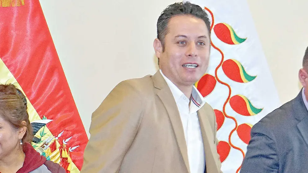 LARA RESPONDE A SENTENCIA QUE LE EXIGE BAJAR CONTENIDOS EN REDES