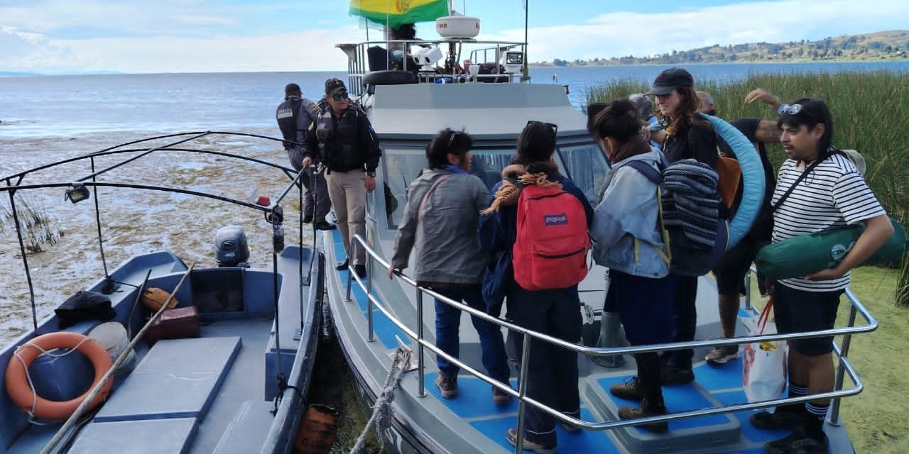 ARMADA BOLIVIANA EVACÚA A 214 TURISTAS