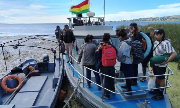 ARMADA BOLIVIANA EVACÚA A 214 TURISTAS