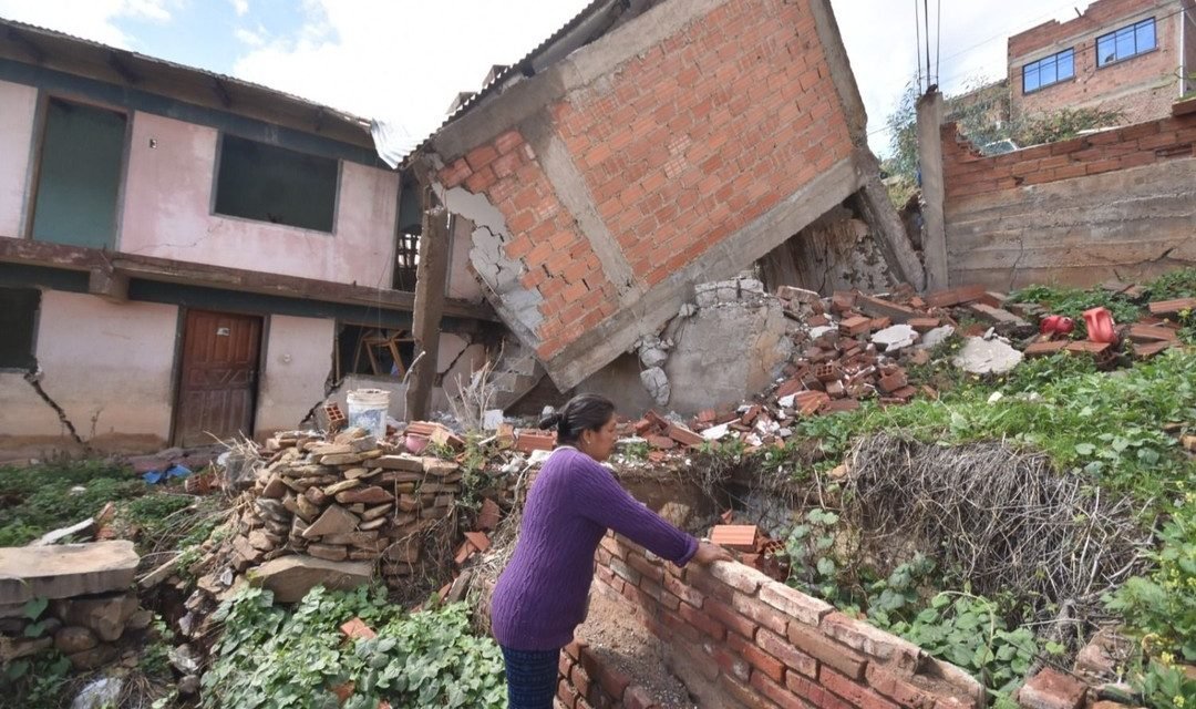 80 FAMILIAS DEBEN EVACUAR POR DESLIZAMIENTOS EN COCHABAMBA
