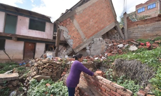 80 FAMILIAS DEBEN EVACUAR POR DESLIZAMIENTOS EN COCHABAMBA