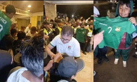 MILES DE HINCHAS RECIBEN A «LA VERDE» EN UNA JORNADA MARCADA POR LA EMOCIÓN Y LA ILUSIÓN MUNDIALISTA