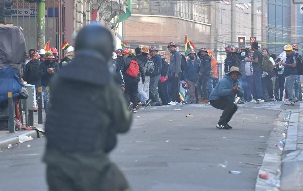 CONFLICTO ENTRE POLICÍA Y MARCHISTAS DE LA COB EN LA PAZ POR EL DS 5503