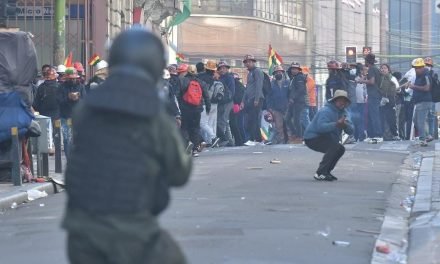 CONFLICTO ENTRE POLICÍA Y MARCHISTAS DE LA COB EN LA PAZ POR EL DS 5503