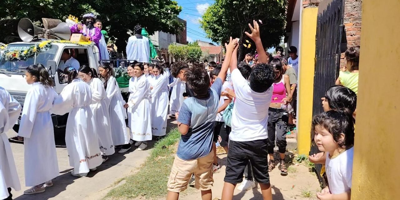 CARAVANA DE REYES EN VILLA 1º DE MAYO REPARTE REGALOS A NIÑOS EN LA CAMPAÑA “NAVIDAD DE CORAZÓN”