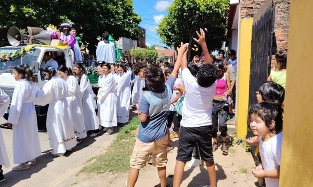CARAVANA DE REYES EN VILLA 1º DE MAYO REPARTE REGALOS A NIÑOS EN LA CAMPAÑA “NAVIDAD DE CORAZÓN”