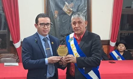 ROGER MARIACA RECIBE MÁXIMA DISTINCIÓN EN VALLEGRANDE