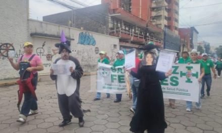 MÉDICOS Y TRABAJADORES VAN AL PARO Y SALEN A LAS CALLES