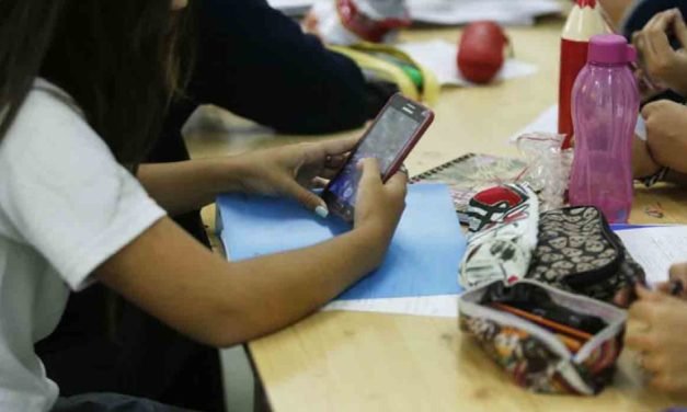 EDUCACIÓN RESTRINGE CELULARES Y REIMPONE EL TRABAJO MANUSCRITO
