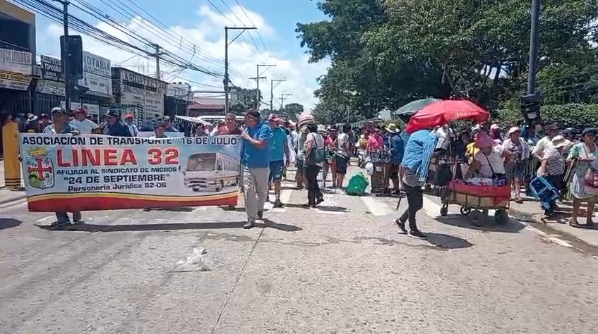 TRANSPORTISTAS MARCHARON EN SANTA CRUZ