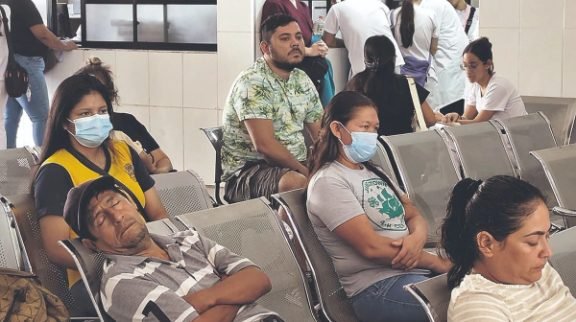 PACIENTES DENUNCIAN TRATO INHUMANO ANTE EL COLAPSO POR PAROS