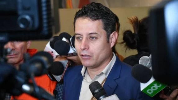 LARA LANZA OFERTA DE DIÁLOGO AL PRESIDENTE PAZ PARA FRENAR LA CRISIS EN EL EJECUTIVO